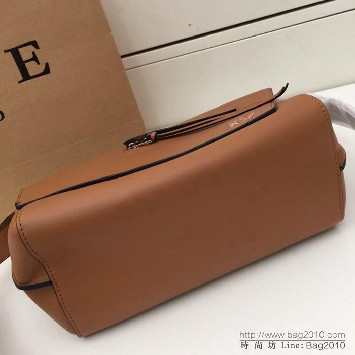 LOEWE羅意威 專櫃同步 經典百搭 明星同款 Military Messenger 信使包 0169 男女同款  jdl1025